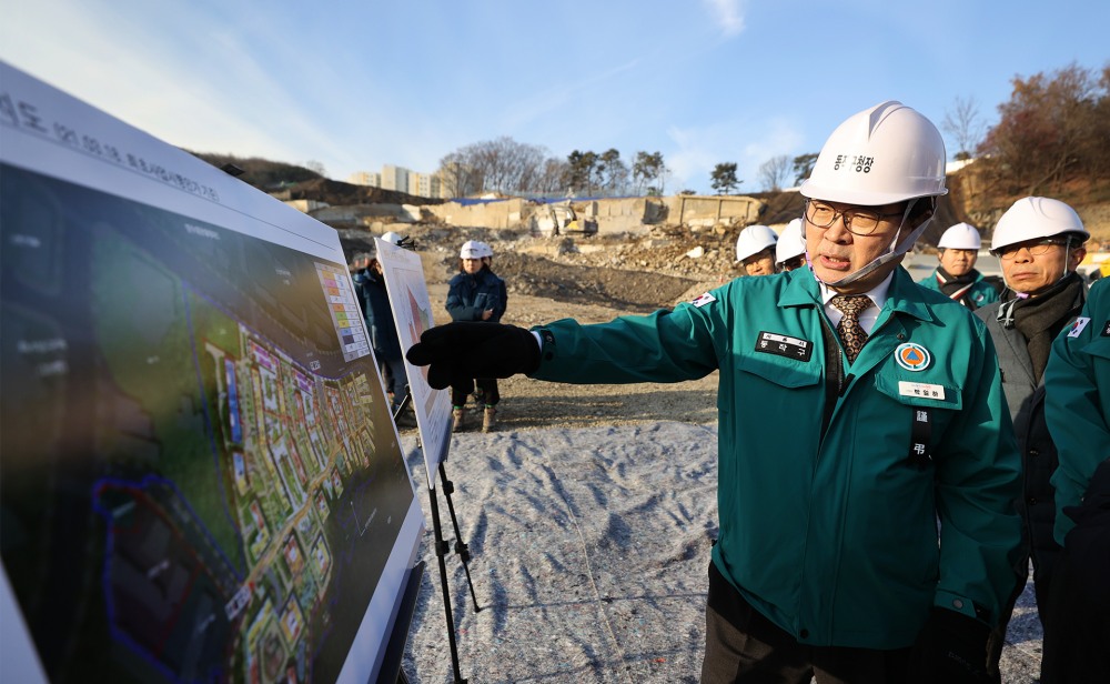 박일하 동작구청장이 흑석11재정비촉진구역을 방문해 현장점검을 하는 모습./사진제공=동작구