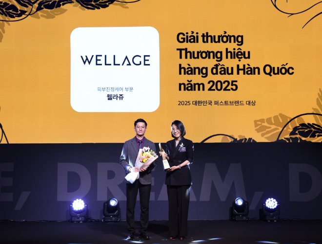 지난 7일 서울 신라호텔 다이너스티홀에서 열린 2025 대한민국 퍼스트브랜드 대상 현장에서 휴젤 화장품사업부 조정민 상무(오른쪽)가 참석해 기념 촬영을 진행하고 있다. /사진=휴젤