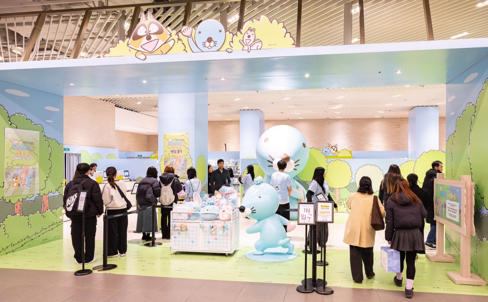 더현대서울에서 선보이고 있는 롯데월드X보노보노 협업 팝업스토어. /사진제공=롯데월드