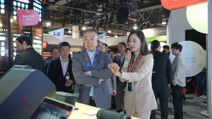 구자은 LS 회장(가운데)이 주요 임원진과 함께 9일(현지시간) 세계 최대 가전·정보기술(IT) 전시회 ‘CES 2025’가 열리는 미국 라스베이거스 센트럴홀 내 LG전자 전시관을 둘러보고 있다. /사진제공=LS그룹
