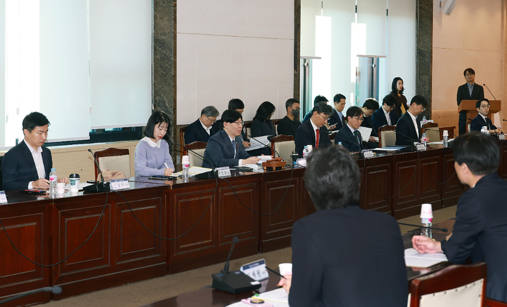 김소영 금융위원회 부위원장이 15일 오전 서울 종로구 정부서울청사에서 개최한 제2차 가상자산위원회에서 관계부처·기관 및 민간위원들과 함께 가상자산 이용자 보호 등에 관한 법률 2단계 입법을 위한 본격적인 논의에 착수하기로 하고, 2단계 입법의 주요 과제와 향후 추진방향을 논의했다. / 사진제공= 금융위원회(2025.01.15)