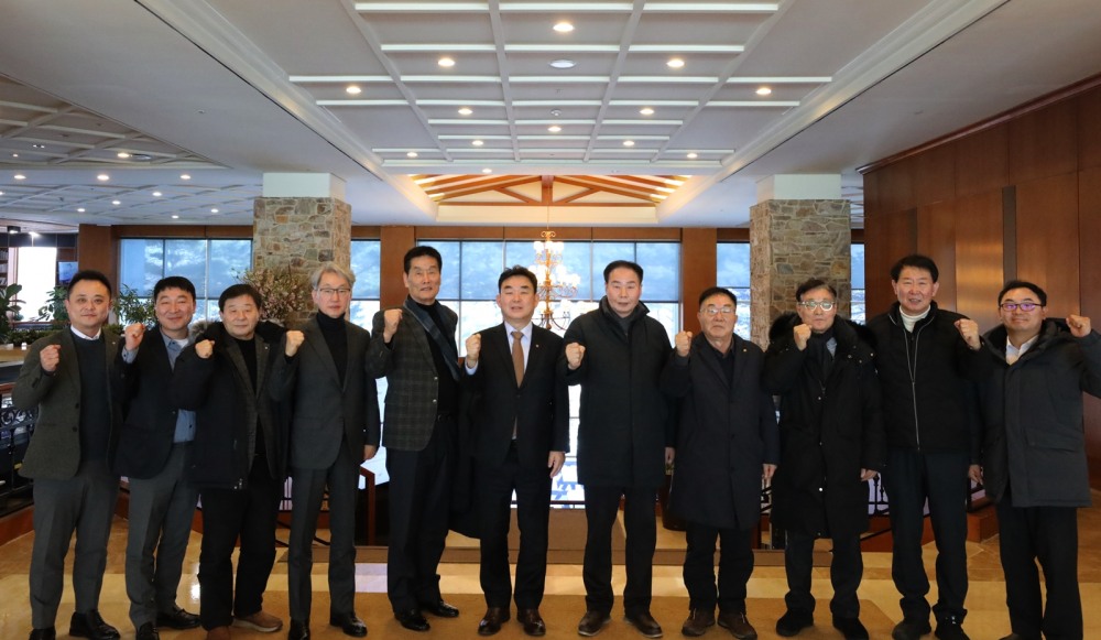 최철규 강원랜드 대표이사 직무대행이 진폐단체연합회 회장단초청 간담회를 마무리 한 뒤 회장단원들과 기념촬영을 하는 모습./사진제공=강원랜드