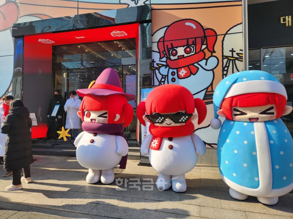 17일 강남 라인프렌즈 강남 플래그십 스토어에서 오픈한 넥슨 던전앤파이터 공식 팝업스토어 ‘SNOWMAGE in 강남’ 현장의 스노우메이지 캐릭터. / 사진=김재훈 기자