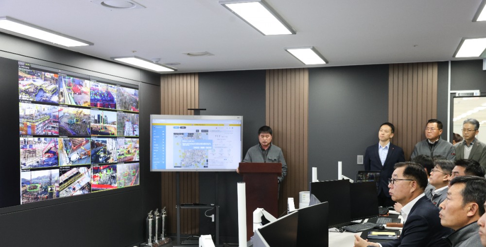 박현철 롯데건설 부회장(앉는 자리에서 가운데)이 지난 22일 서초구 잠원동 본사에 위치한 AI안전상황센터에서 현장을 점검하고 있다. /사진제공=롯데건설