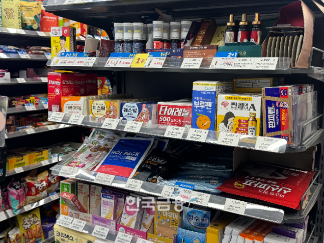서울 시내 한 편의점 매대에 안전상비의약품이 구비돼있다. /사진=김나영 기자