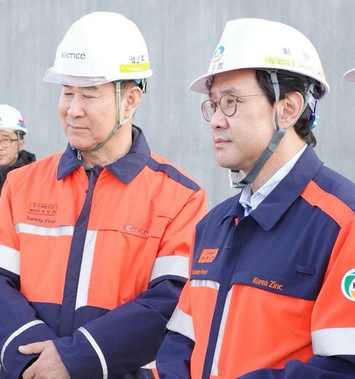 최윤범 고려아연 회장(왼쪽)이 2025년 1월 31일 온산제련소를 방문 점검하고 있다. 사진=고려아연
