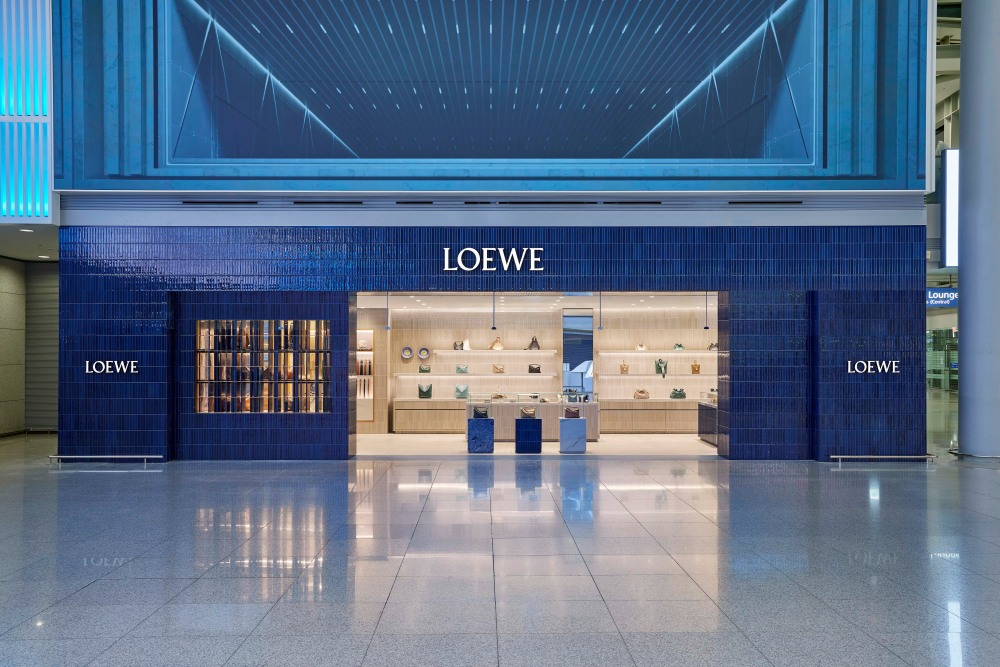 신라면세점이 인천국제공항 내 유일한 로에베 매장의 문을 열었다. /사진제공=신라면세점