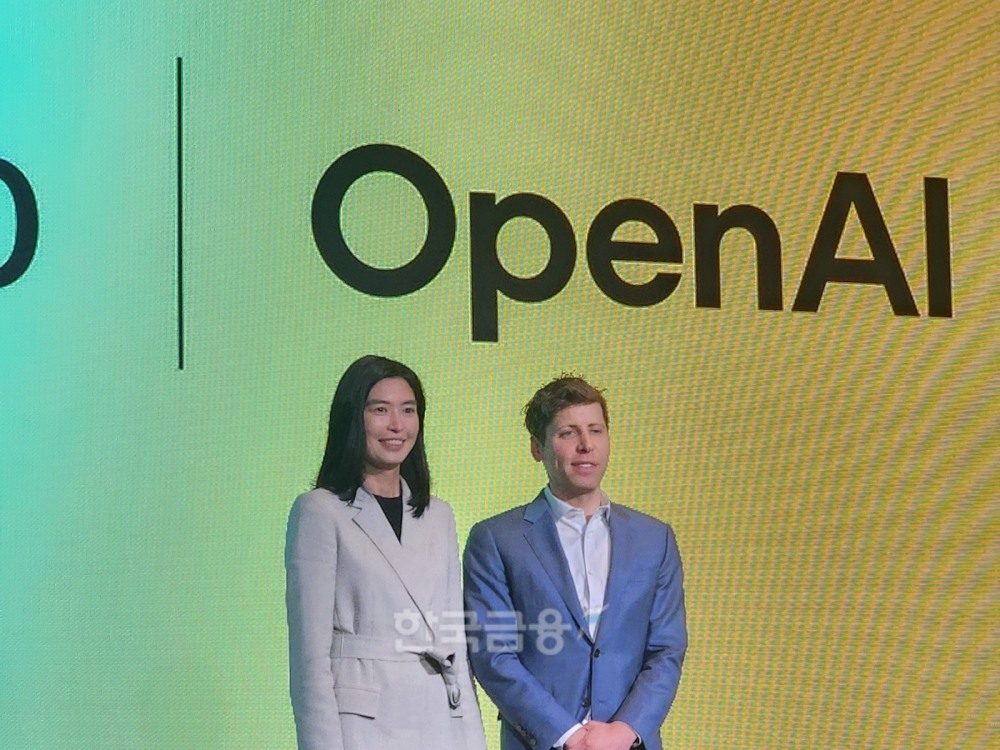 카카오와 오픈AI는 4일 서울 중구 더플라자에서 전략적 제휴(Strategic Collaboration) 체결을 발표하는 공동 기자간담회를 열었다. 이 날 간담회에는 정신아 카카오 대표(왼쪽)와 샘 올트먼 오픈AI CEO가 직접 참석해 양사의 협력 방향성을 공유했다. / 사진=김재훈 기자