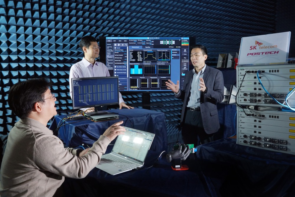 SKT 연구원과 홍원빈 교수팀이 포스텍 연구실에서 해당 기술을 시험하는 모습. / 사진=SKT