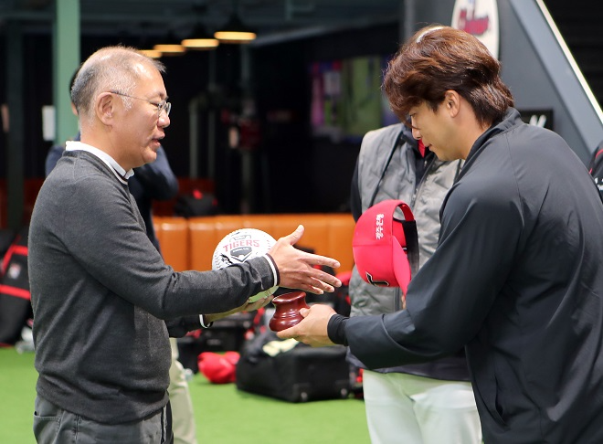 정의선 회장(왼쪽)이 기아타이거즈 나성범 선수에게 사인볼을 전달 받고 악수를 요청하고 있다. 사진=현대차