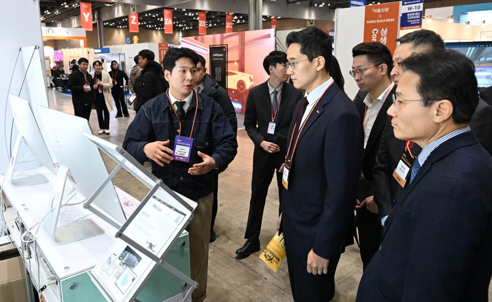 김대헌 호반그룹 김대헌 기획총괄사장이 ‘2025 코리아빌드위크’ 부스를 둘러보는 모습./사진제공=호반그룹