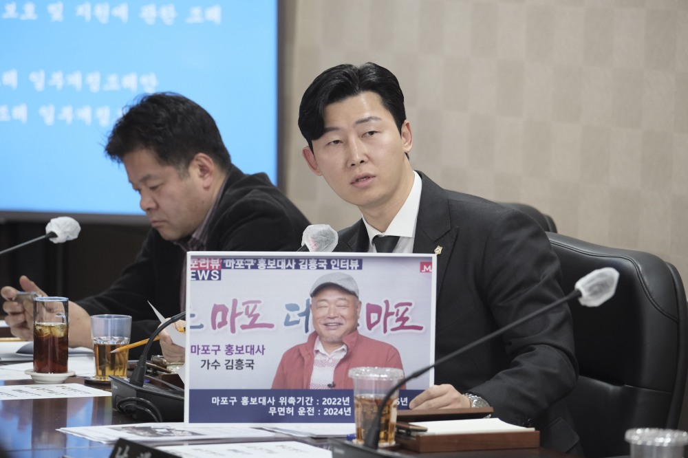 채우진 마포구의회 의원이 연예인 김흥국씨의 홍보대사 해촉을 촉구하는 모습./사진제공=채우진 의원실