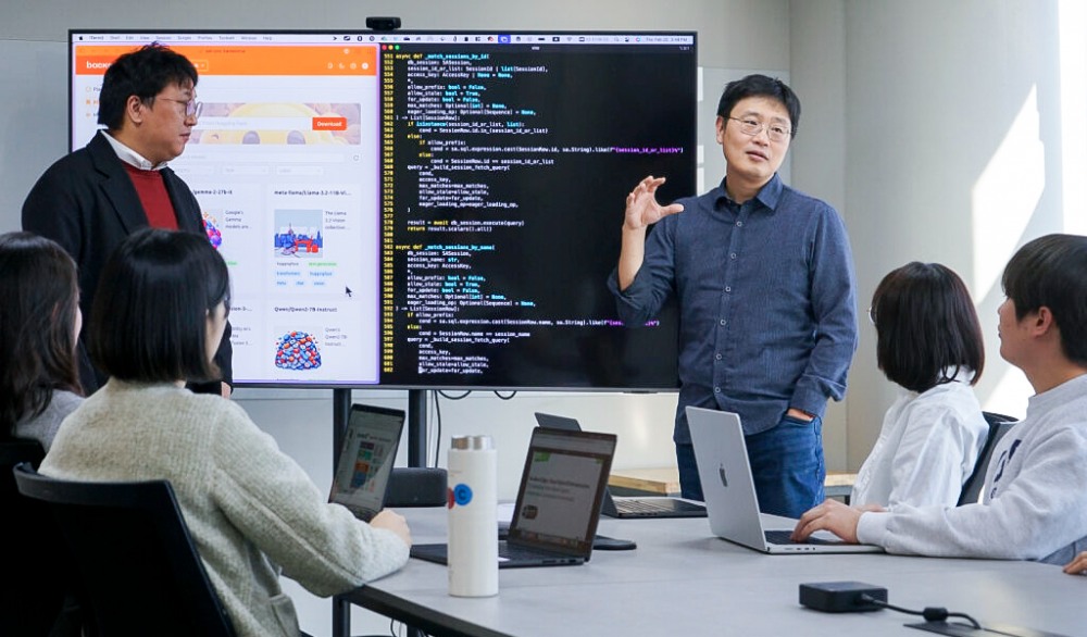 신정규 래블업 대표와 임직원이 MWC 2025 전시 참가 준비를 위해 회의를 하고 있는 모습. / 사진=SKT