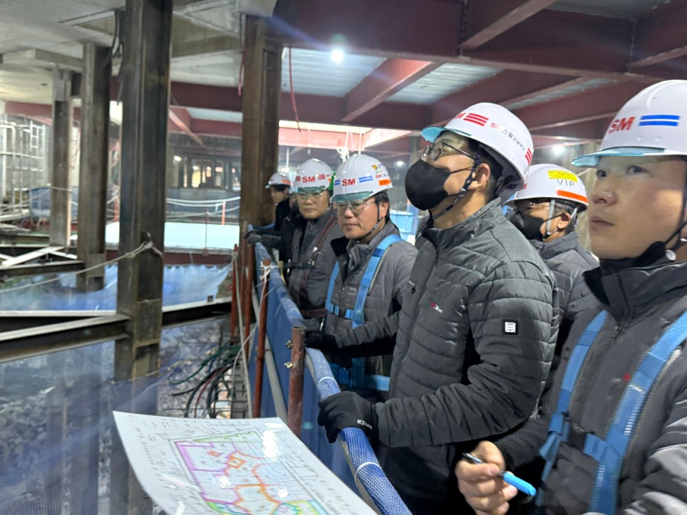성낙원 SM스틸 건설부문 대표이사(검정마스크 착용)가 인천 용현동 우방 아이유쉘 건설현장에서 안전보건 관계자들과 화재, 붕괴 등 해빙기 재해 예방을 위한 현장점검을 하는 모습./사진제공=SM그룹