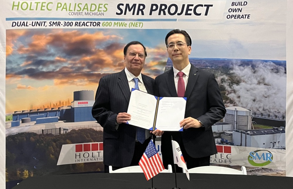 크리스 싱 홀텍 회장(왼쪽)과 이한우 현대건설 대표이사가 확장 협력 합의서에 서명한 후 기념사진을 촬영하고 있다./사진제공=현대건설