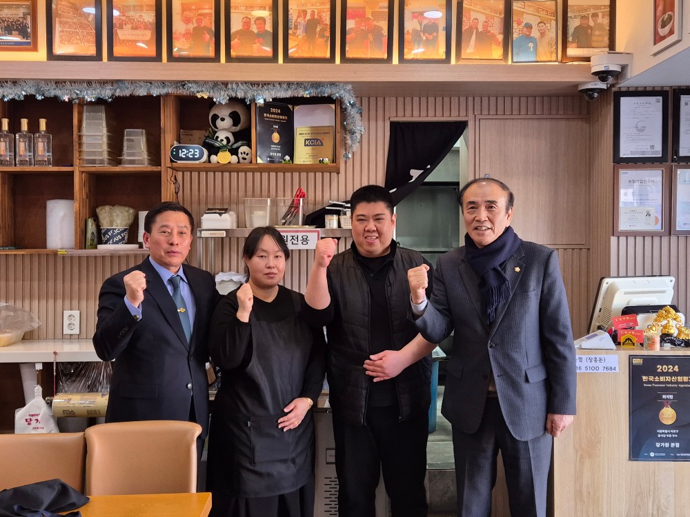 백남환 마포구의회 의장(오른쪽)과 '사랑의 자장면 데이' 행사 주관자들이 기념사진을 찍고 있다./사진제공=마포구의회