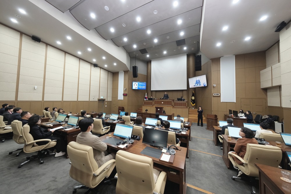 백남환 마포구의회 의장이 본회의를 주재하는 모습./사진제공=마포구의회