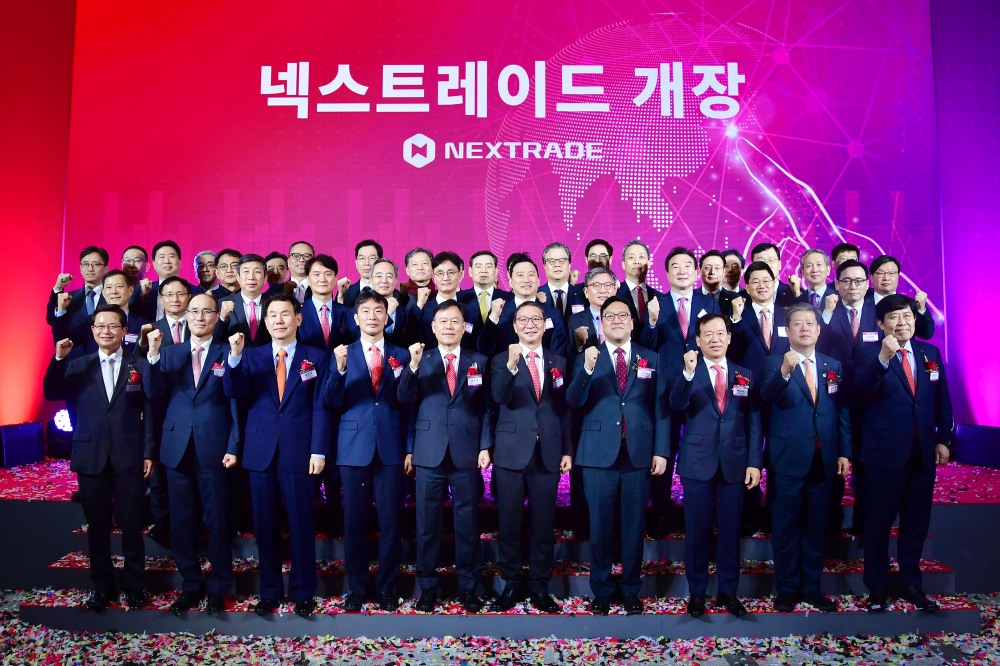 국내 최초 대체거래소(ATS) 넥스트레이드가 4일 오전 9시 여의도 금융투자협회에서 개장식을 개최했다. (앞줄 왼쪽부터) 최호권 영등포구청장, 이순호 한국예탁결제원 사장, 정은보 한국거래소 이사장, 이복현 금융감독원장, 국회 정무위원회 윤한홍 위원장, 김학수 넥스트레이드 대표, 김병환 금융위원장, 서유석 금융투자협회장, 김정각 한국증권금융 사장, 윤창현 코스콤 대표. / 사진제공= 넥스트레이드(2025.03.04)