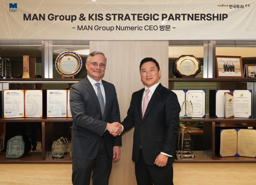 김성환 한국투자증권 사장(오른쪽)이 Man Group 그레고리 본드(Gregory Bond) 북미대표 겸 Man Numeric 대표(왼쪽)와 만나 업무협력을 강화키로 했다. / 사진제공= 한국투자증권(2025)