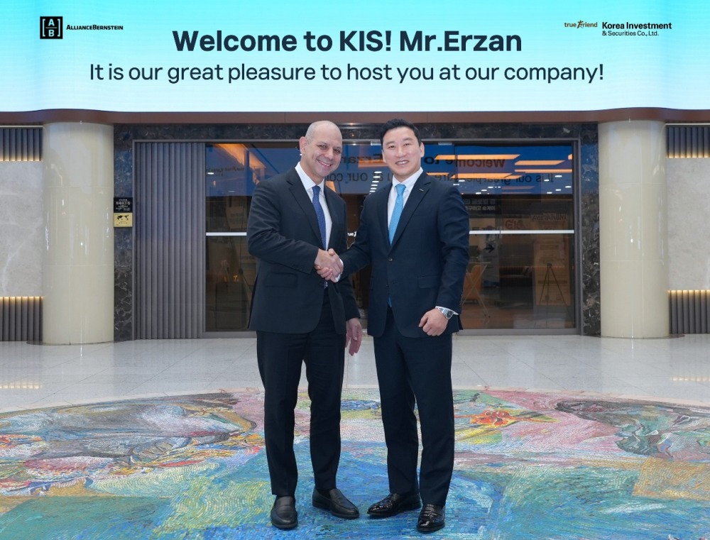 김성환 한국투자증권 사장(오른쪽)이 Alliance Bernstein 오너 에르잔(Onur Erzan) 대표(왼쪽)와 만나 업무협력을 강화키로 했다. / 사진제공= 한국투자증권(2025)