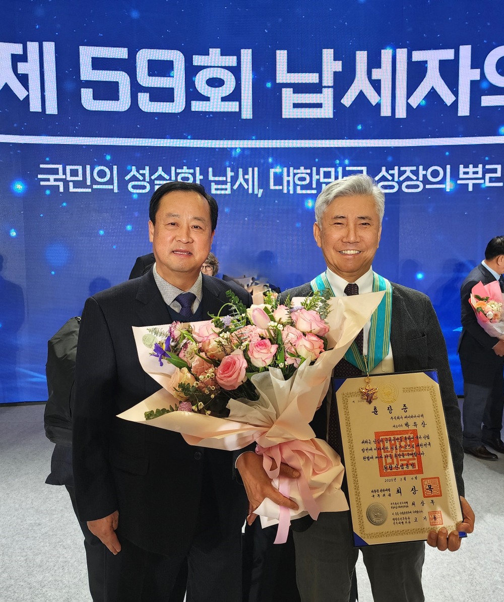 박유상 KBI그룹 고문 겸 KBI텍 대표이사(오른쪽)와 김선진 KBI텍 대표이사가 동탑산업훈장을 수상하고 기념촬영하는 모습./사진제공=KBI그룹