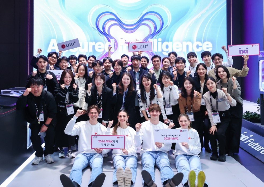LG유플러스가 이달 3일부터 스페인 바르셀로나에서 열린 MWC25를 통해 선보인 AI 기술이 글로벌 통신 업계 관계자들의 주목을 받았다고 밝혔다. 사진은 스페인 바르셀로나에서 공개된 LG유플러스 MWC25 전시관에서 임직원들이 내년 MWC에 대한 기대감을 드러내는 모습. / 사진=LG유플러스