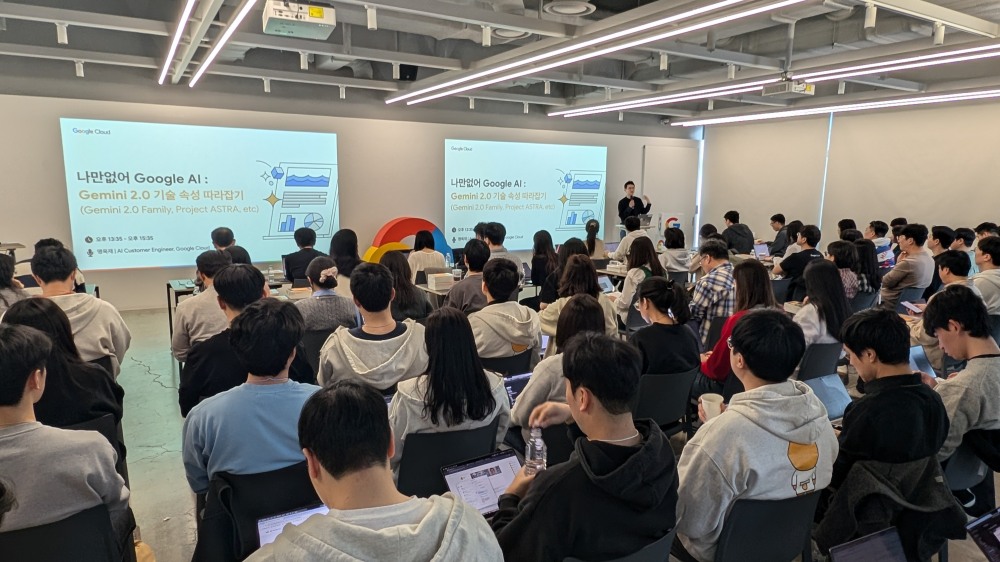 카카오헬스케어가 구글과 함께 지난 6일 경기도 판교 테크원빌딩에서 ‘AI 이노베이션 데이’를 열고 그간의 협력 사례를 공유하고 향후 협업 아이디어를 논의했다. 카카오헬스케어 임직원들이 구글의 AI에 대한 설명을 듣고 있는 모습. / 사진=카카오헬스케어
