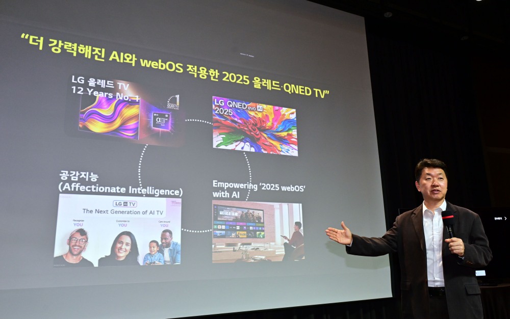 LG전자 백선필 TV상품기획담당이 2025 LG 올레드·QNED TV 신제품의 차별화된 AI 기능,독보적 화질, 차원이 다른 편의성 등을 설명하고 있다. / 사진=LG전자