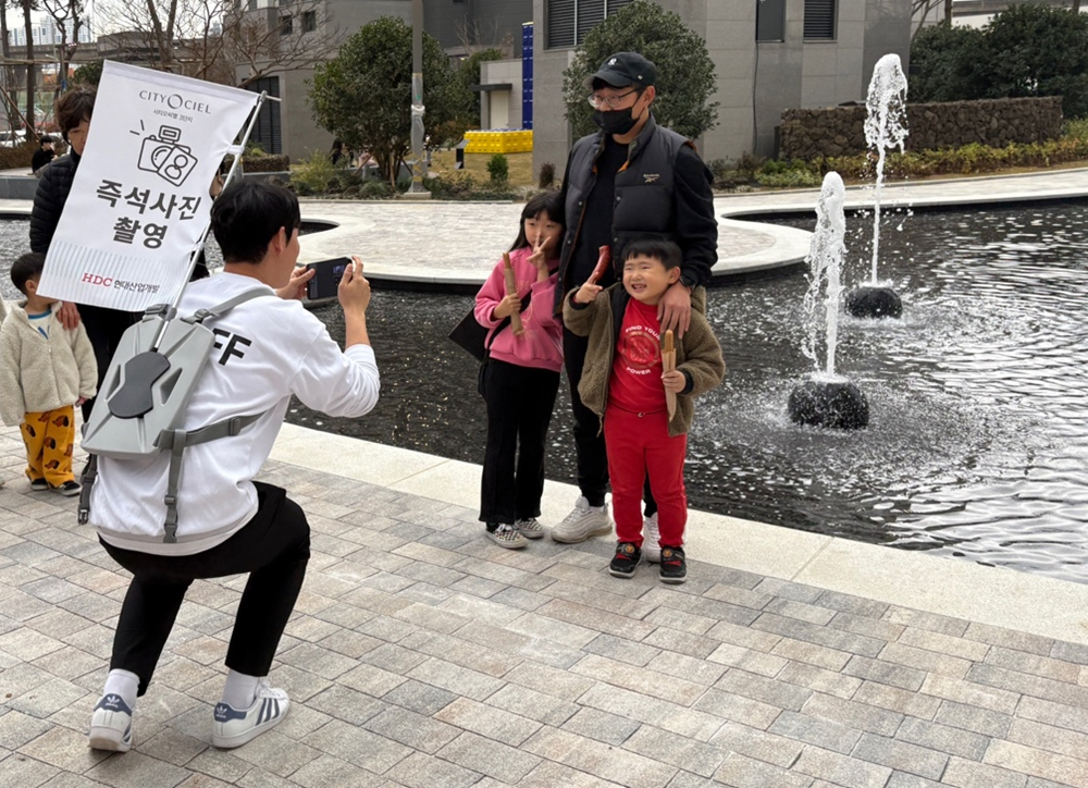 지난해 아이파크 입주민들이 사전 점검행사에서 아이들과 함께 즉석 사진을 촬영하고 있다. / 사진제공=HDC현대산업개발