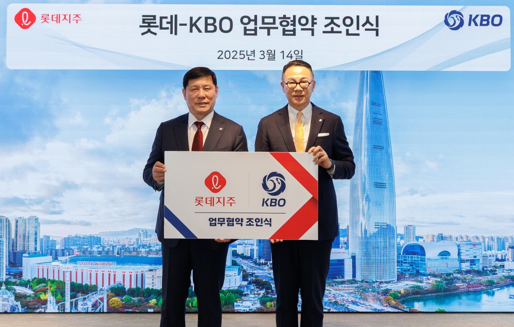 14일 롯데지주와 KBO는 4대 KBO 공식 행사 롯데호텔 월드 개최를 골자로 하는 업무협약을 체결했다. 사진은 이동우 롯데지주 대표이사 부회장(오른쪽), 허구연 KBO 총재. /사진제공=롯데