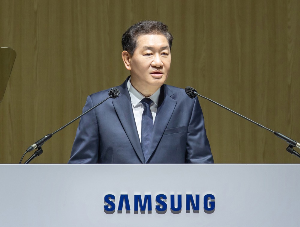 한종희 삼성전자 부회장이 19일 열린 정기 주주총회에서 주주들에게 사업 전략을 소개하고 있다. / 사진=삼성전자