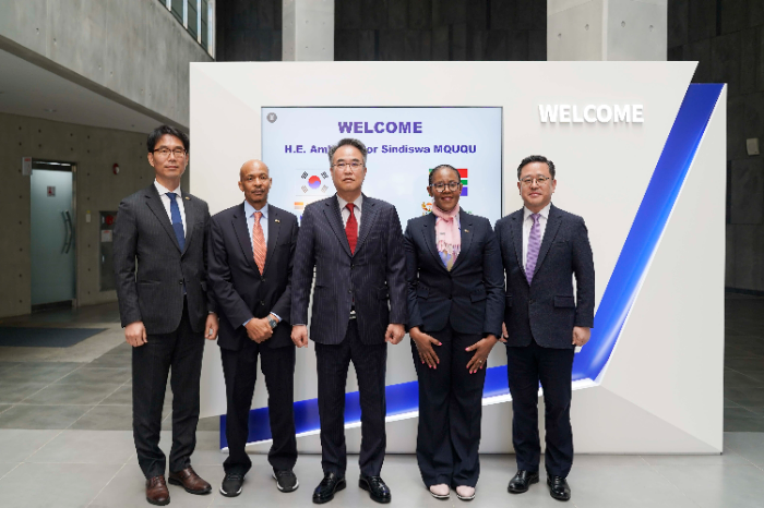 대한전선과 주한 남아공 대사관의 관계자들이 기념 사진을 촬영하고 있다. (왼쪽부터) 진광수 주한 남아공 대사관 상무관, 툴라니 니엠베 정치참사관, 송종민 대한전선 부회장, 신디스와 음쿠쿠 주한 남아공 대사, 백승 대한전선 경영관리실장 상무. /사진제공=대한전선