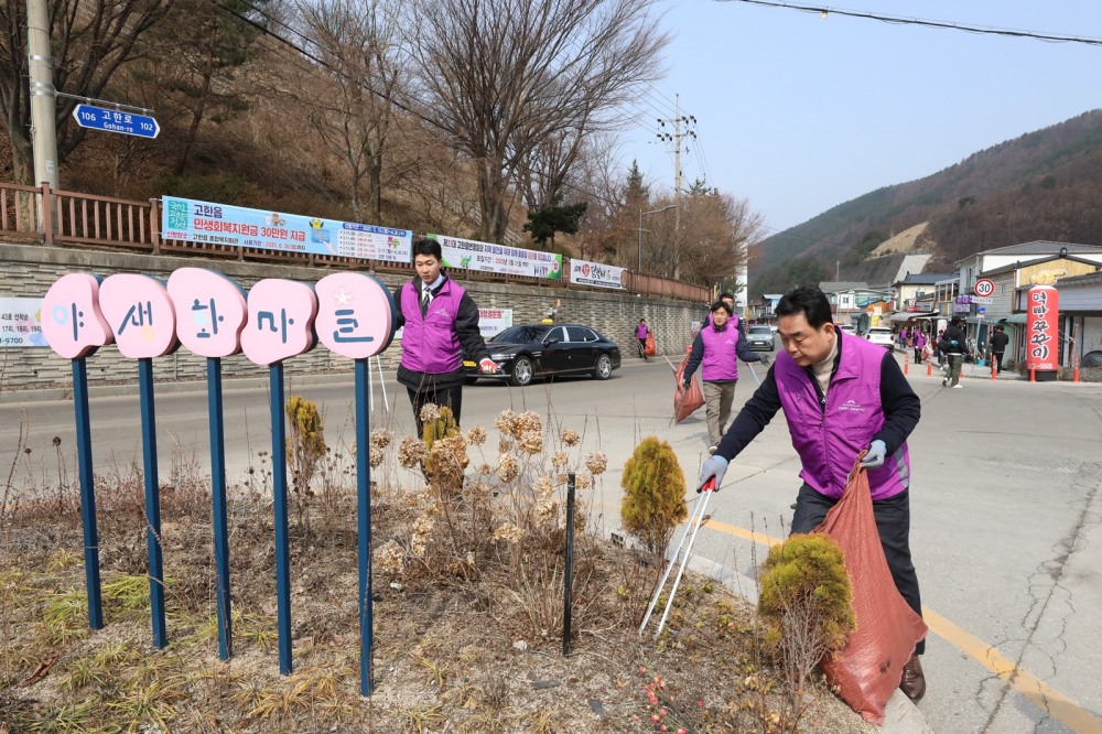 최철규 강원랜드 대표이사직무대행(오른쪽)을 비롯한 임직원들이 환경정화 활동을 펼치는 모습./사진제공=강원랜드
