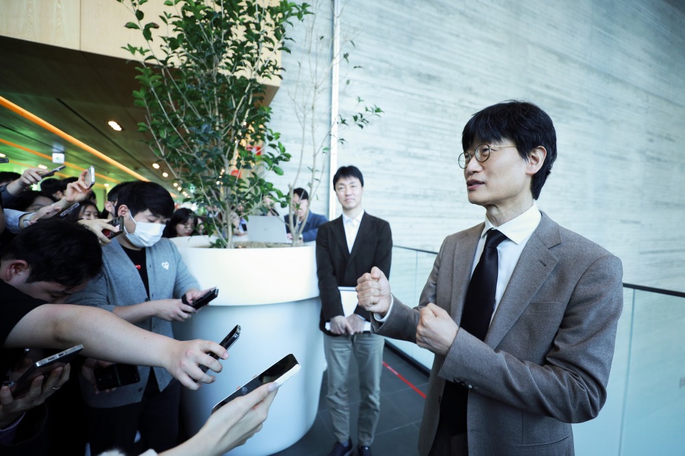 이해진 네이버 창업자 겸 이사회 의장이 26일 정기 주주총회 후 기자들과 만나 이야기하고 있다./사진=네이버