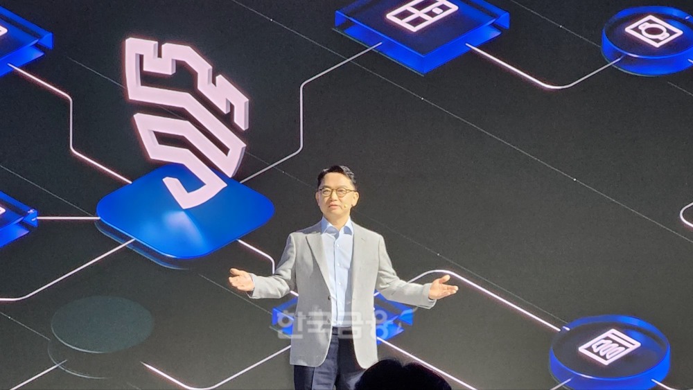 28일 서울 광진구에서 '웰컴 투 비스포크 AI(Welcome To Bespoke AI)' 행사 AI홈 비전을 소개하고 있는 문종승 삼성전자 DA사업부 개발팀장(부사장). / 사진=김재훈 기자