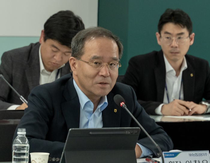 이찬우 NH농협금융지주 회장이 27일 열린 2025년 제1차 농협금융 고객전략협의회와 시너지추진협의회를회의를 주재하고 있다.