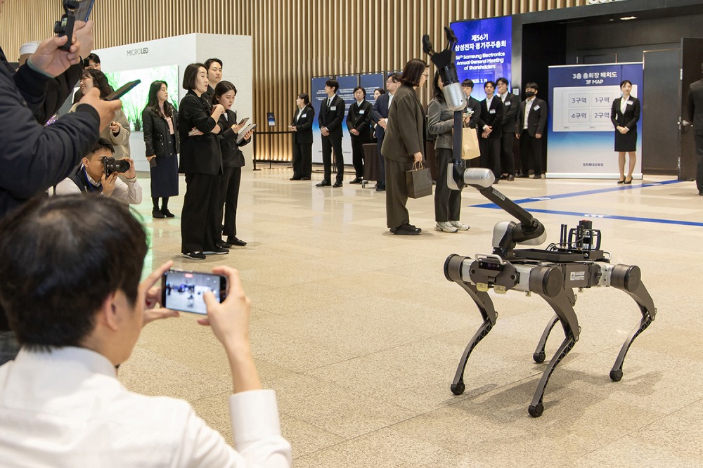삼성전자 제56기 정기 주주총회장 로봇존에서 시연되는 레인보우로보틱스 로봇의 모습. / 사진=삼성전자