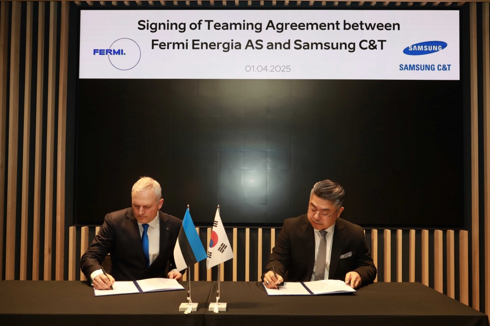 에스토니아 SMR 사업 업무협약 체결식에서 김정은 삼성물산 건설부문 원전영업팀장(오른쪽)과 칼레브 칼레멧 페르미 에네르기아 최고경영자가 협약서에 서명하고 있다. / 사진제공=삼성물산