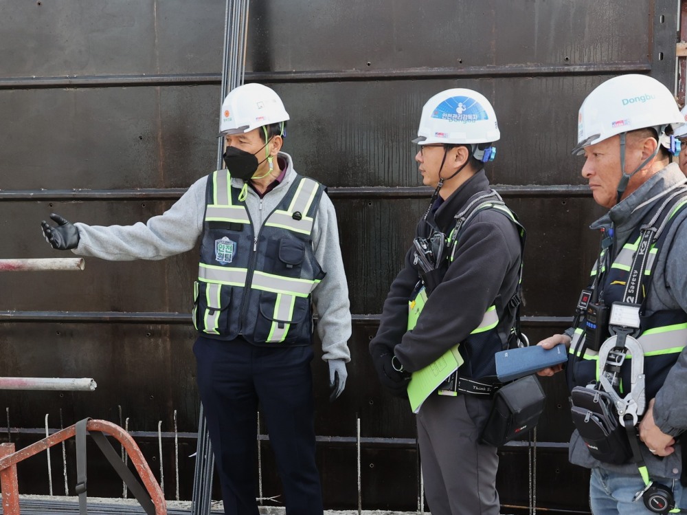 윤진오 동부건설 대표(왼쪽)가 현장 안전점검을 실시하는 모습.사진제공=동부건설