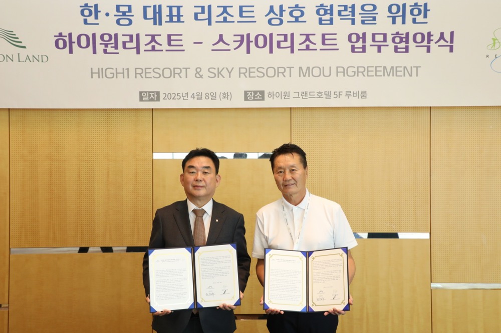 최철규 강원랜드 대표이사 직무대행(왼쪽)과 아마쿠 밧수리 스카이리조트 대표가 리조트 상호협력을 위한 협약을 체결하고 기념촬영을 하는 모습./사진제공=강원랜드