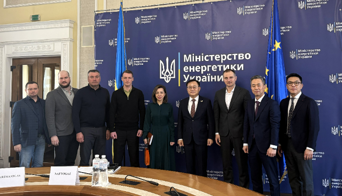 명노현 LS 부회장(오른쪽 네 번째)이 이달 초 우크라이나 키이우에서 에너지부, 농업정책·식품부, 경제부 인사들과 만나 상호협력 방안을 논의했다. /사진제공=LS