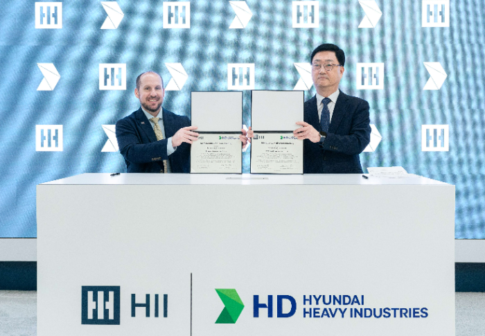 HD현대와 헌팅턴 잉걸스가 지난 7일(현지시간) 미국 워싱턴D.C.에서 열린 해양항공우주 전시회에서 '선박 생산성 향상 및 첨단 조선 기술 협력'을 위한 MOU를 체결했다. (사진 오른쪽부터) 주원호 HD현대중공업 특수선사업 대표와 브라이언 블란쳇 잉걸스 조선소 사장이 사진 촬영을 하고 있다. /사진제공=HD현대