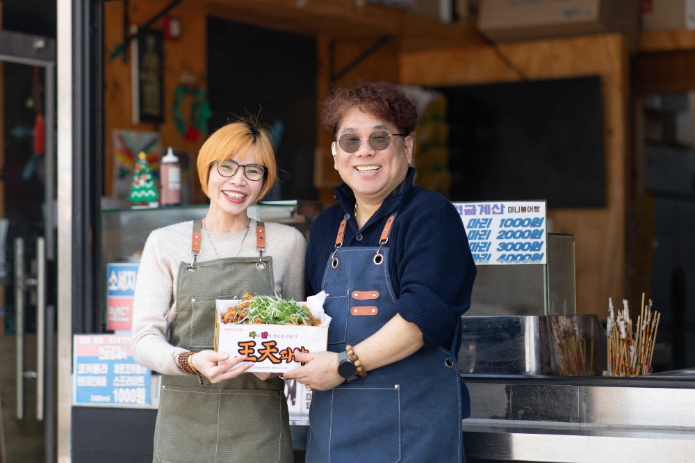 세종시에서 10년째 치킨 매장을 운영 중인 맹근주 업주는 “1금융권 대출이 어려워 10% 이상 고금리 대출을 받아 원리금 상환에 어려움이 있었다”며, “협약보증대출로 가게 운영 부담이 크게 줄었다”고 말했다. /사진제공=우아한형제들