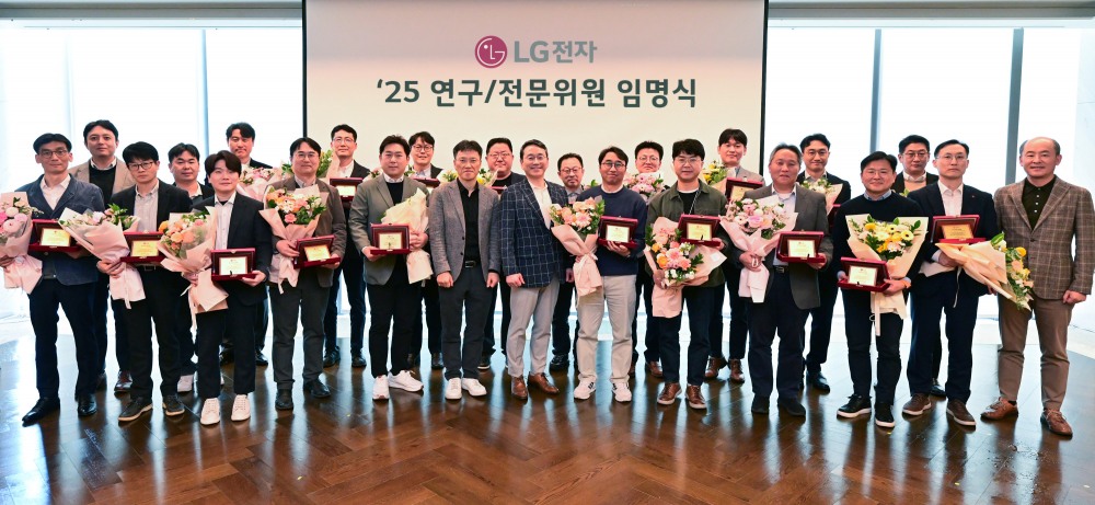 LG전자가 미래준비 경쟁력 확보를 주도할 인재를 연구위원과 전문위원으로 발탁했다. 마곡 LG사이언스파크에서 열린 임명식에 참석한 신임 연구/전문위원들이 기념촬영을 하고 있다. / 사진=LG전자