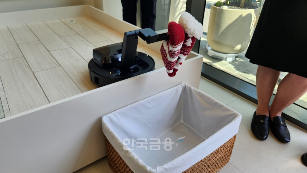 11일 드리미 플래그십 스토어에서 진행된 로봇 청소기 컨셉 제품 시연 모습. / 사진=김재훈 기자