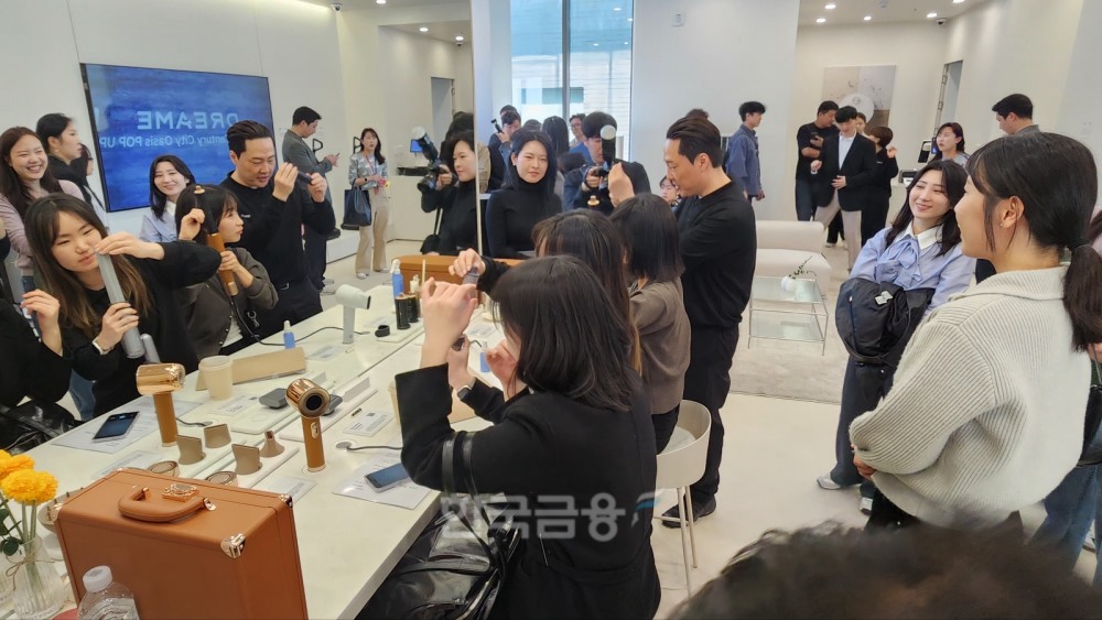11일 오픈한 드리미 플래그십 스토어에서 드리미 헤어 드라이기 제품들을 시연하고 있는 방문객들. / 사진=김재훈 기자