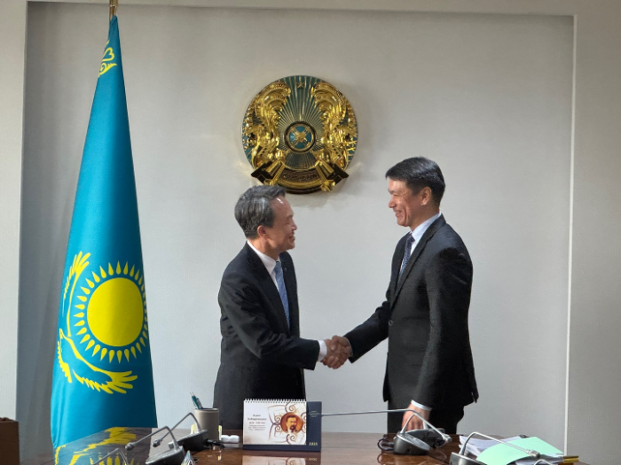 진옥동 신한금융그룹 회장이 누를란 압드라흐마노프(Nurlan Abdrakhmanov) 카자흐스탄 금융감독원 은행 담당 수석부원장을 만나 인사를 나누고 있다. / 사진제공 = 신한금융지주