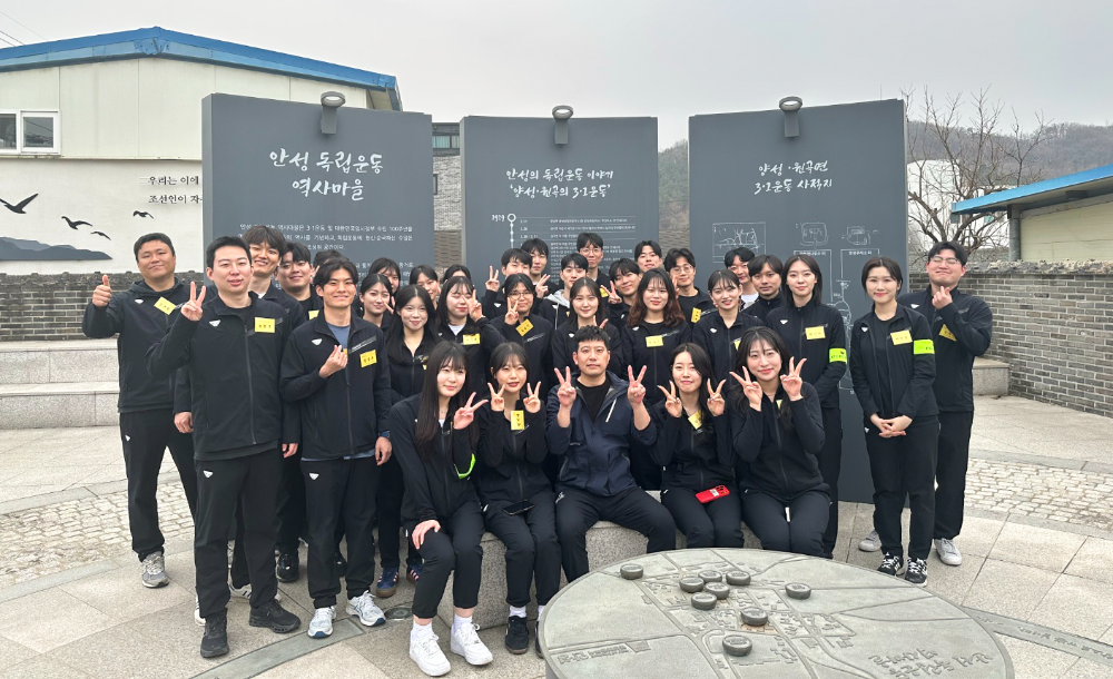 교보생명 신입사원들이 경기 안성 독립운동역사마을을 찾아 플로깅을 한 뒤 기념 사진을 찍고 있다.(2025.03.27.)./사진제공=교보생명