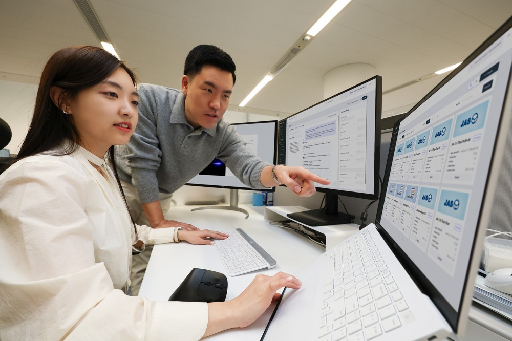 KT 직원들이 태국어 LLM 플랫폼 구축 프로젝트에서 개발한 LLM 운영 관리 환경 'LLM 옵스'를 테스트하고 있다. / 사진=KT