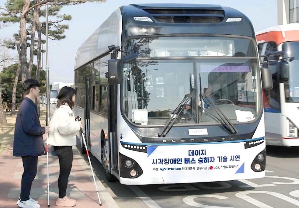 LG유플러스는 현대자동차∙기아와 교통약자인 시각장애인이 안전하게 대중교통을 이용하는 특화 단말 실증사업을 성공적으로 마쳤다고 16일 밝혔다. 사진은 연구원들이 데이지 솔루션을 이용해 시각장애인의 버스 탑승을 시연하는 모습. / 사진=LG유플러스